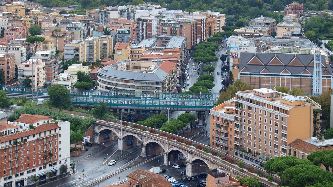 L’Aurelio visto dalla cupola di San Pietro: i palazzi ocra lungo via Gregorio VII, il ponte della ferrovia, i pini