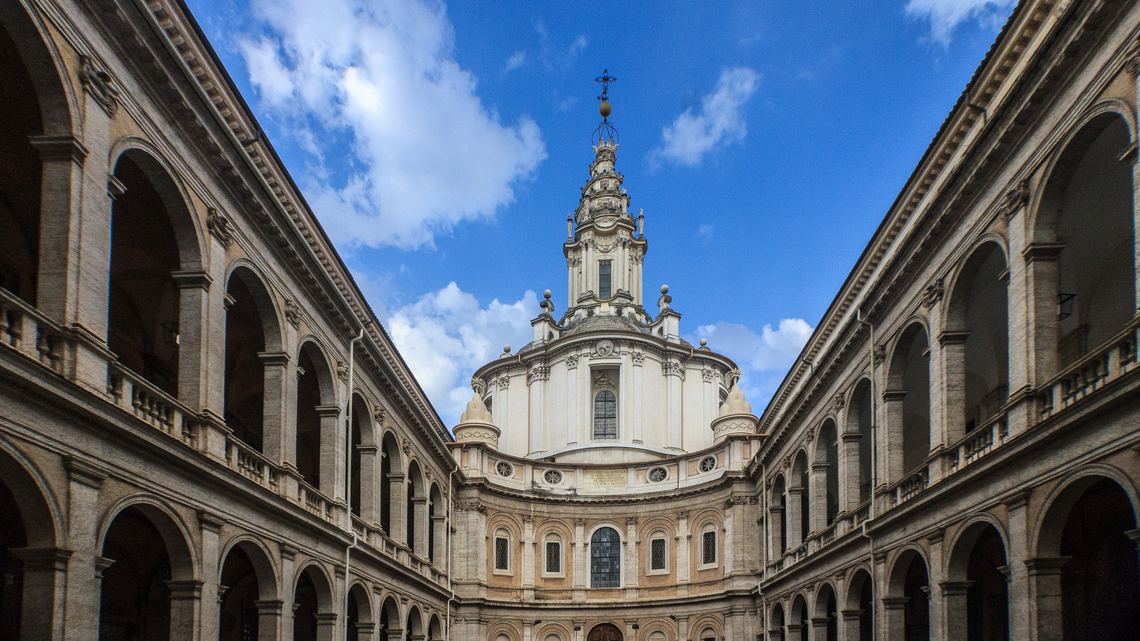 Il cortile porticato del palazzo della Sapienza, con la lanterna a spirale di Sant’Ivo in fondo