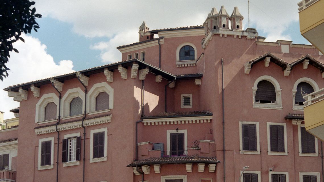 Palazzina anni Trenta in rosso pompeiano a piazza Tarquinia, al Tuscolano